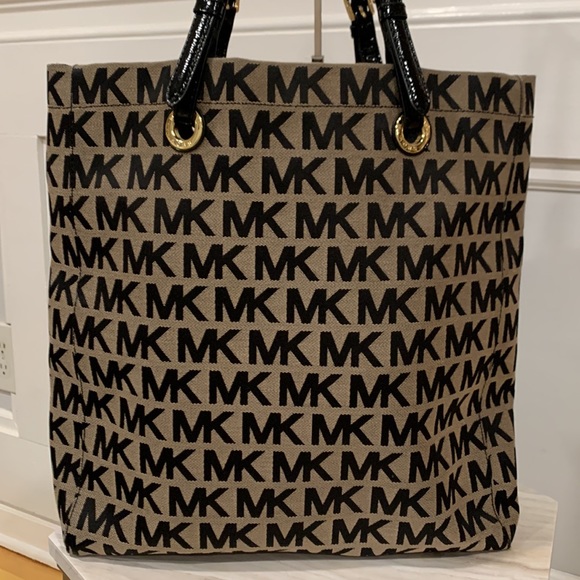 Michael Kors Oversized Logo Tote - Picture 5 of 13